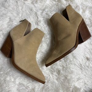 Vince Camuto Gigietta tan suede pointed toe ankle boots size 8